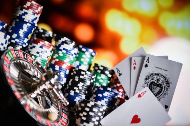 Renkli oyun poker fişleri ve kartları kapat