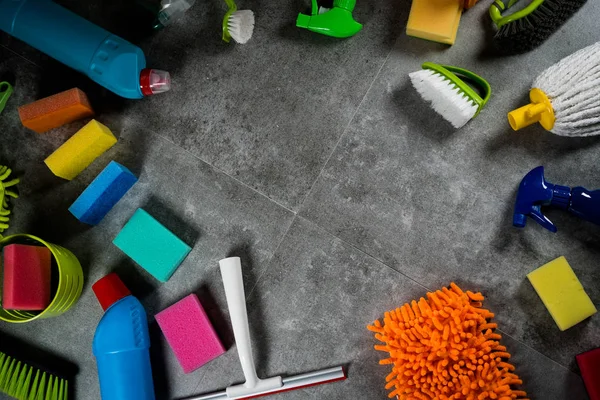 Ev temizlik kavramı. Çeşitli temizlik ürünleri, tipografi için yer