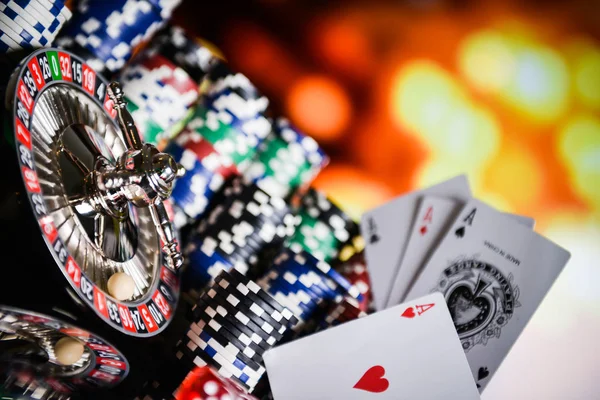 Close Van Kleurrijke Gaming Poker Chips Kaarten — Stockfoto