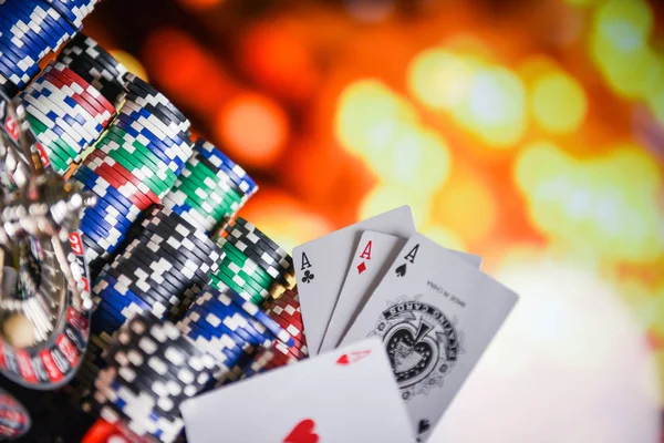 Κλείστε Πολύχρωμα Chips Και Κάρτες Πόκερ Τυχερών Παιχνιδιών — Φωτογραφία Αρχείου