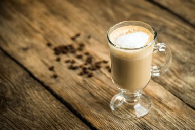 kavrulmuş kahve çekirdekleri ve kahve ahşap tablo