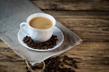 kavrulmuş kahve çekirdekleri ve ahşap masa üzerinde kahve yığını