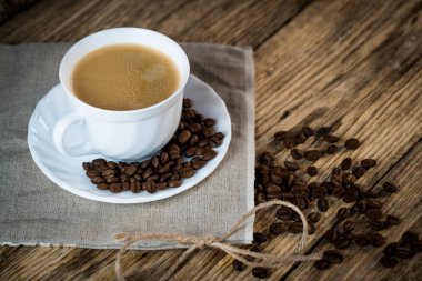 kavrulmuş kahve çekirdekleri ve ahşap masa üzerinde kahve yığını