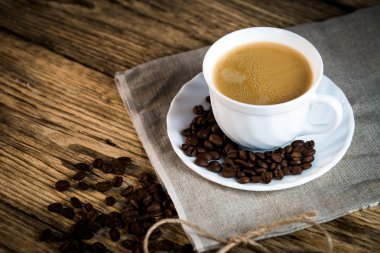 kavrulmuş kahve çekirdekleri ve ahşap masa üzerinde kahve yığını