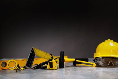 Sarı tamir ve inşaat için araçlar kümesi