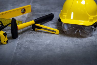 Sarı tamir ve inşaat için araçlar kümesi