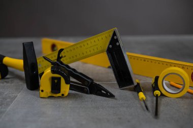 Sarı tamir ve inşaat için araçlar kümesi