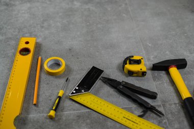Sarı tamir ve inşaat için araçlar kümesi