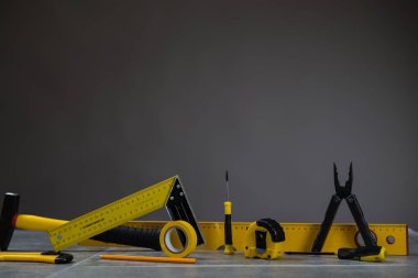 Sarı tamir ve inşaat için araçlar kümesi