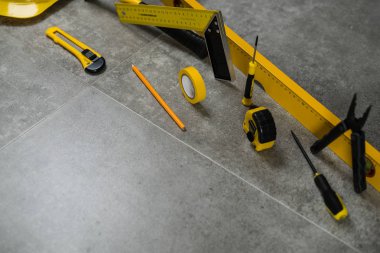 Sarı tamir ve inşaat için araçlar kümesi