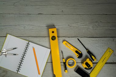 Sarı tamir ve inşaat için araçlar kümesi