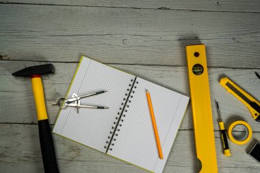 Sarı tamir ve inşaat için araçlar kümesi