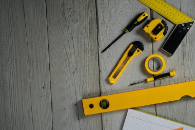 Sarı tamir ve inşaat için araçlar kümesi