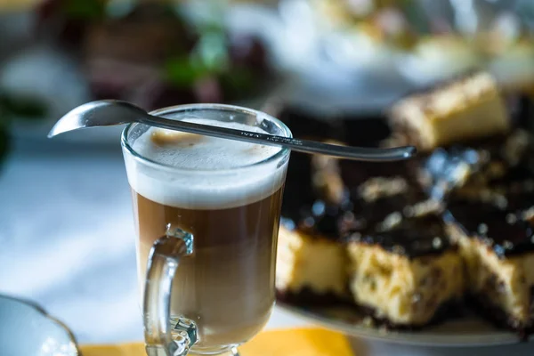コーヒー豆の焙煎と木製のテーブルの上のコーヒー カップ — ストック写真