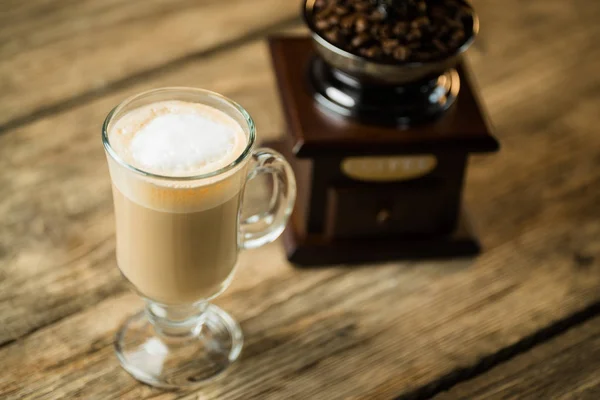 Vintage Kaffeemühle Mit Gerösteten Kaffeebohnen Und Tasse Kaffee Auf Holztisch — Stockfoto