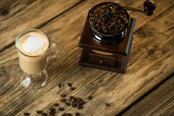老式咖啡研磨机 配烤咖啡豆和木桌上的咖啡 — 图库照片
