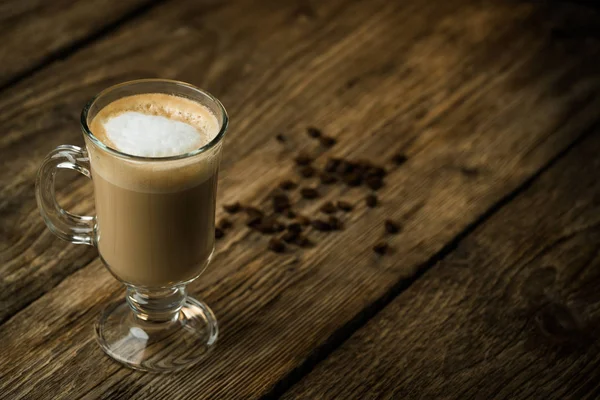 Stapel Gerösteter Kaffeebohnen Und Tasse Kaffee Auf Holztisch — Stockfoto