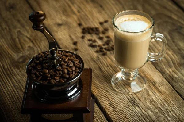 老式咖啡研磨机 配烤咖啡豆和木桌上的咖啡 — 图库照片