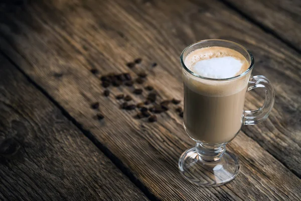 Stapel Gerösteter Kaffeebohnen Und Tasse Kaffee Auf Holztisch — Stockfoto