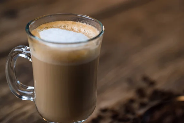 Geröstete Kaffeebohnen Und Tasse Kaffee Auf Holztisch — Stockfoto