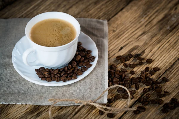 kavrulmuş kahve çekirdekleri ve ahşap masa üzerinde kahve yığını