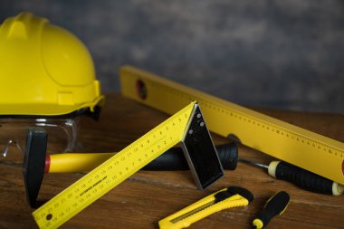 Sarı tamir ve inşaat için araçlar kümesi
