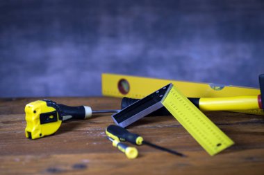 Sarı tamir ve inşaat için araçlar kümesi