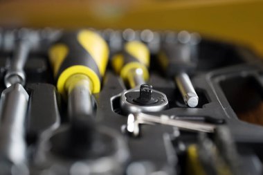 Sarı tamir ve inşaat için araçlar kümesi