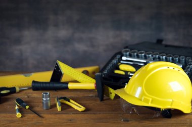 Sarı tamir ve inşaat için araçlar kümesi