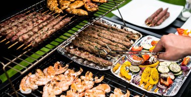 Mangalda sebze pişirme ile iştah açıcı karidesler ve et