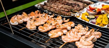 Mangalda sebze pişirme ile iştah açıcı karidesler ve et