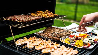 Mangalda sebze pişirme ile iştah açıcı karidesler ve et