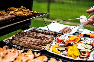 Mangalda sebze pişirme ile iştah açıcı karidesler ve et