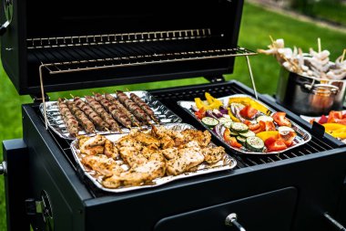 Mangalda sebze pişirme ile iştah açıcı karidesler ve et