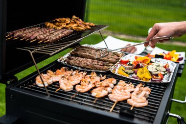 Mangalda sebze pişirme ile iştah açıcı karidesler ve et