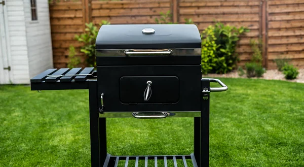 Black Grill Standing Green Grass — Stock Photo, Image