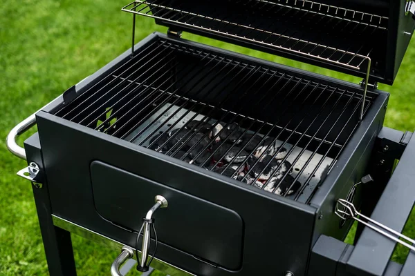 Grill Con Carboni Piedi Erba Verde — Foto Stock