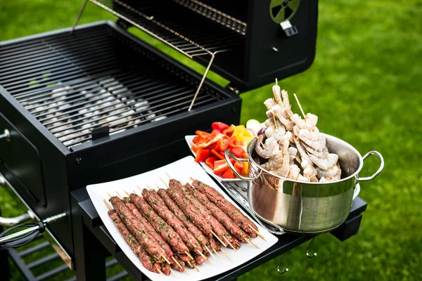 Camarones Apetitosos Carne Con Verduras Cocinando Parrilla —  Fotos de Stock