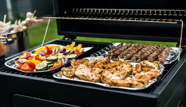 Camarones Apetitosos Carne Con Verduras Cocinando Parrilla —  Fotos de Stock