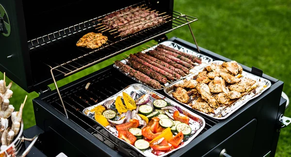 Camarones Apetitosos Carne Con Verduras Cocinando Parrilla —  Fotos de Stock