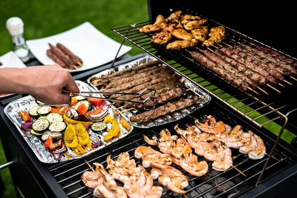 Camarões Apetitosos Carne Com Legumes Cozinhando Grelha — Fotografia de Stock