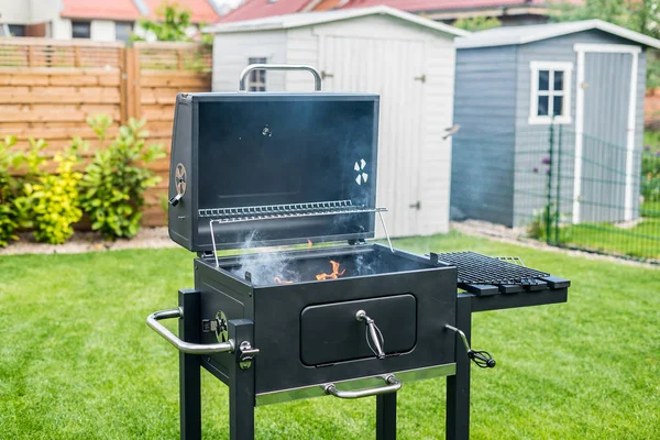 烧烤与准备的木炭烧烤户外烧烤在后院 — 图库照片
