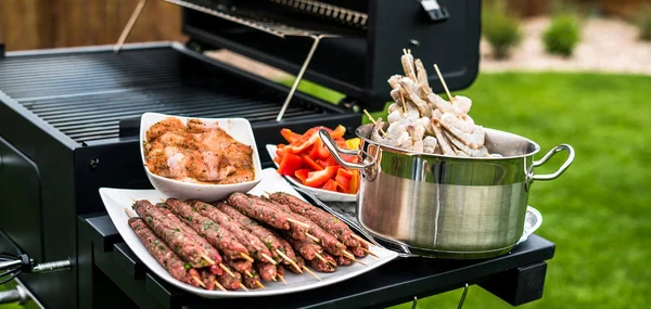 Camarones Apetitosos Carne Con Verduras Cocinando Parrilla —  Fotos de Stock