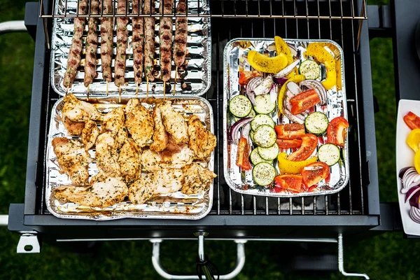 Camarones Apetitosos Carne Con Verduras Cocinando Parrilla —  Fotos de Stock