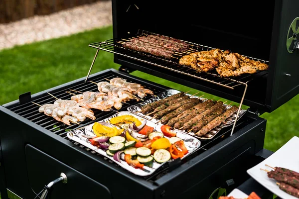 Camarones Apetitosos Carne Con Verduras Cocinando Parrilla —  Fotos de Stock