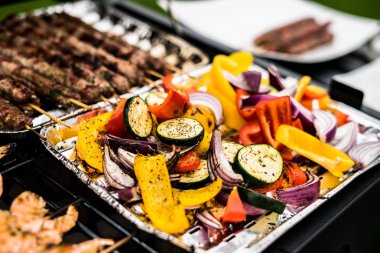 Mangalda sebze pişirme ile iştah açıcı karidesler ve et