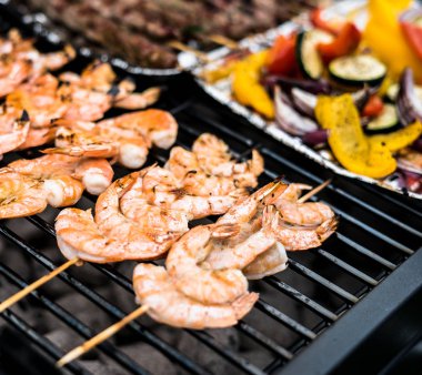 Mangalda sebze pişirme ile iştah açıcı karidesler ve et