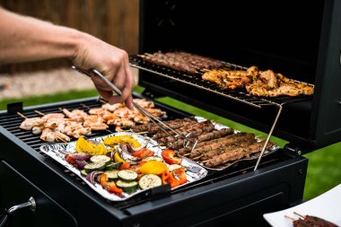 Dışarıda et ve sebze ızgara adam Kırpılmış görünümü