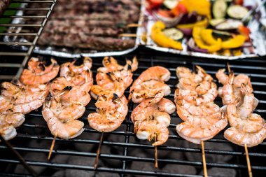 Mangalda sebze pişirme ile iştah açıcı karidesler ve et