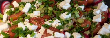 Taze sebzeleri peynirle kapatın